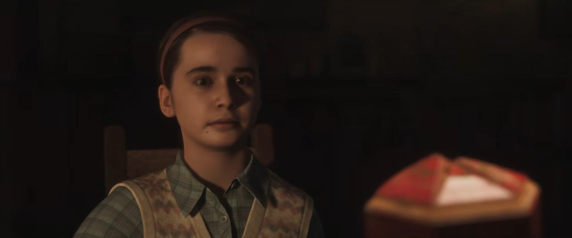 The Conjuring: Unspoken – Ein Mädchen sitzt im Halbdunkel vor der Spieluhr