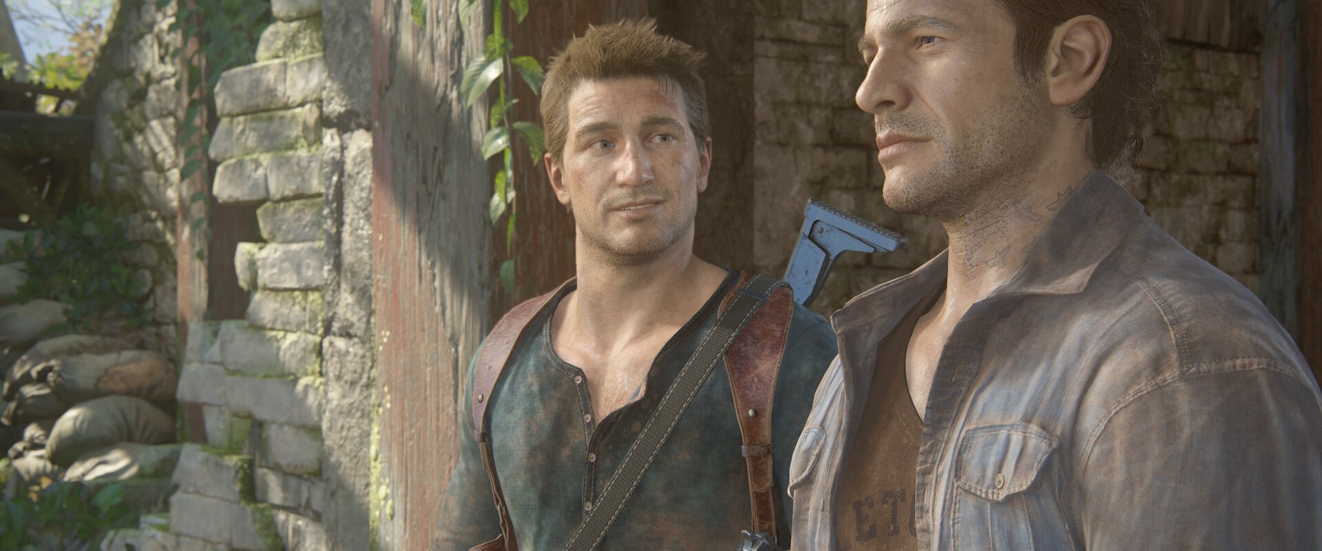 Uncharted 4 – Nathan und Sam vor alten Ruinen