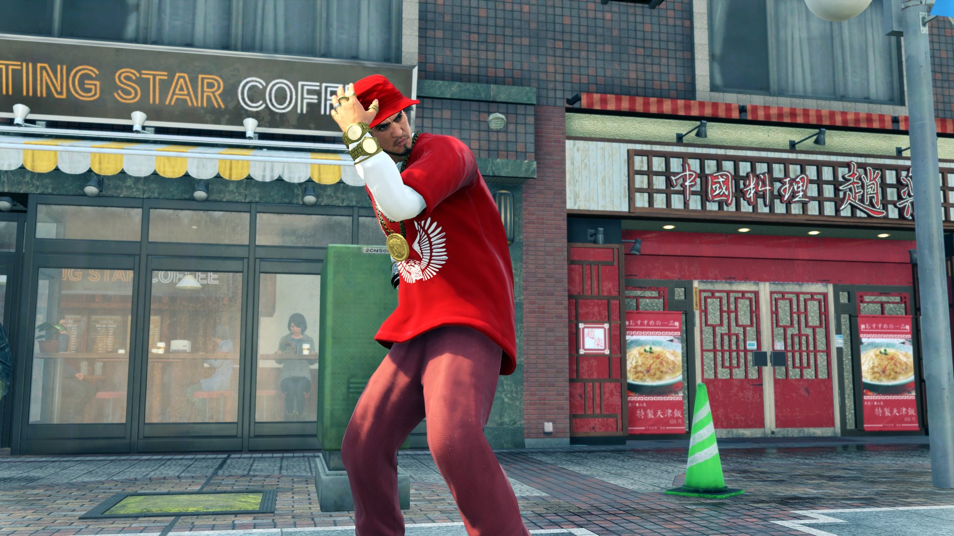 Yakuza: Like a Dragon – Ichiban in rotem Outfit vor einem Café